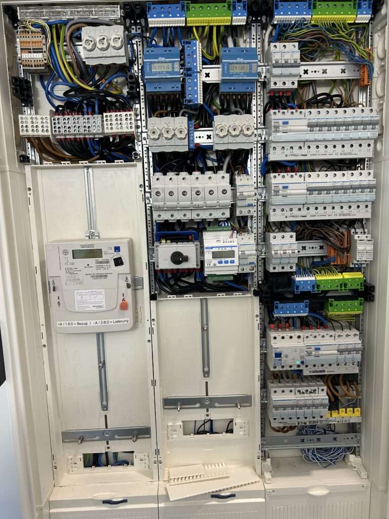 Zählerschrank Selbstverständlich erledigen wir auch die Anpassung oder den Austausch der Elektroverteilung