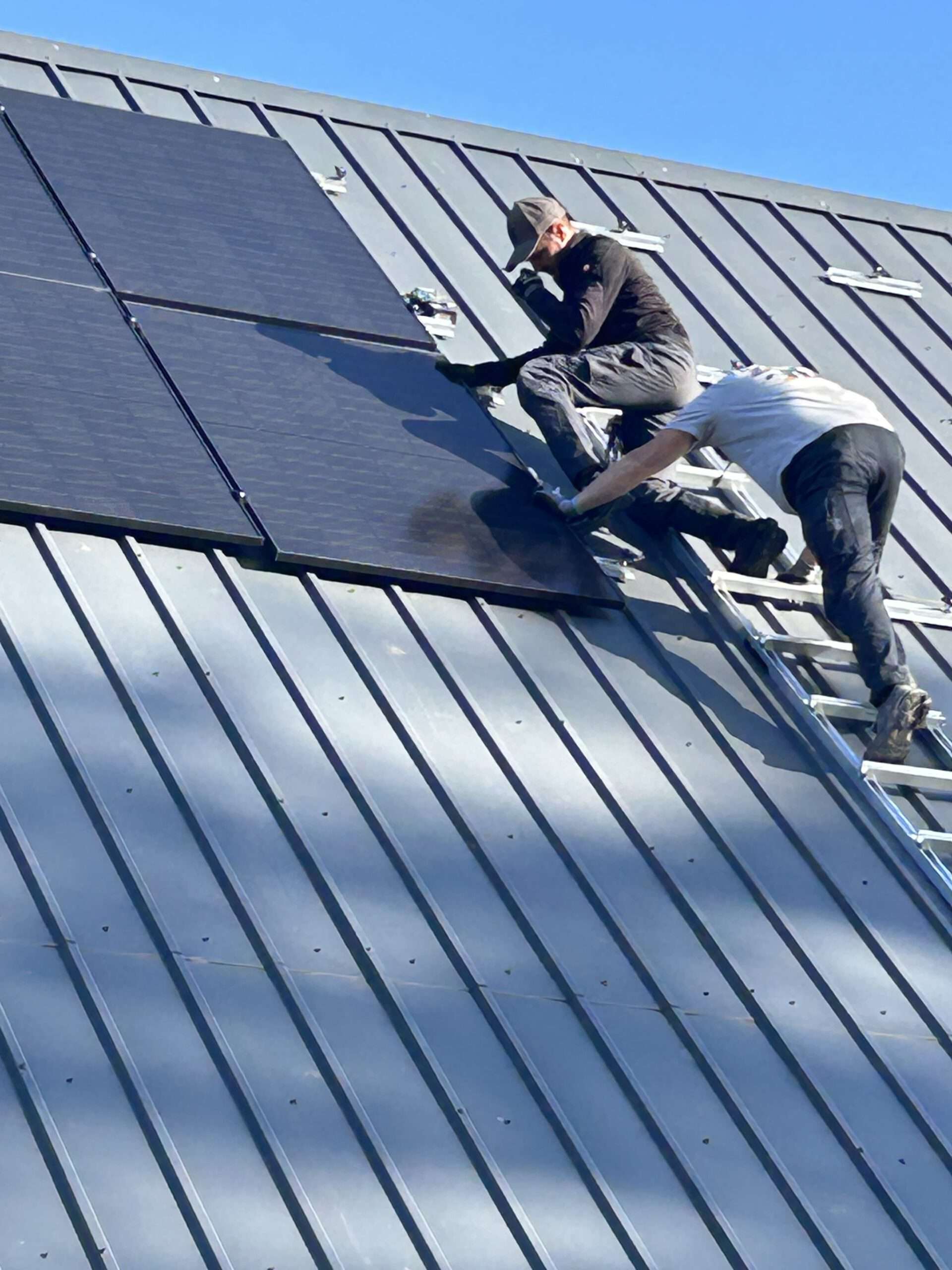 Präzise Installation auf Metall­dach eines Denkmals