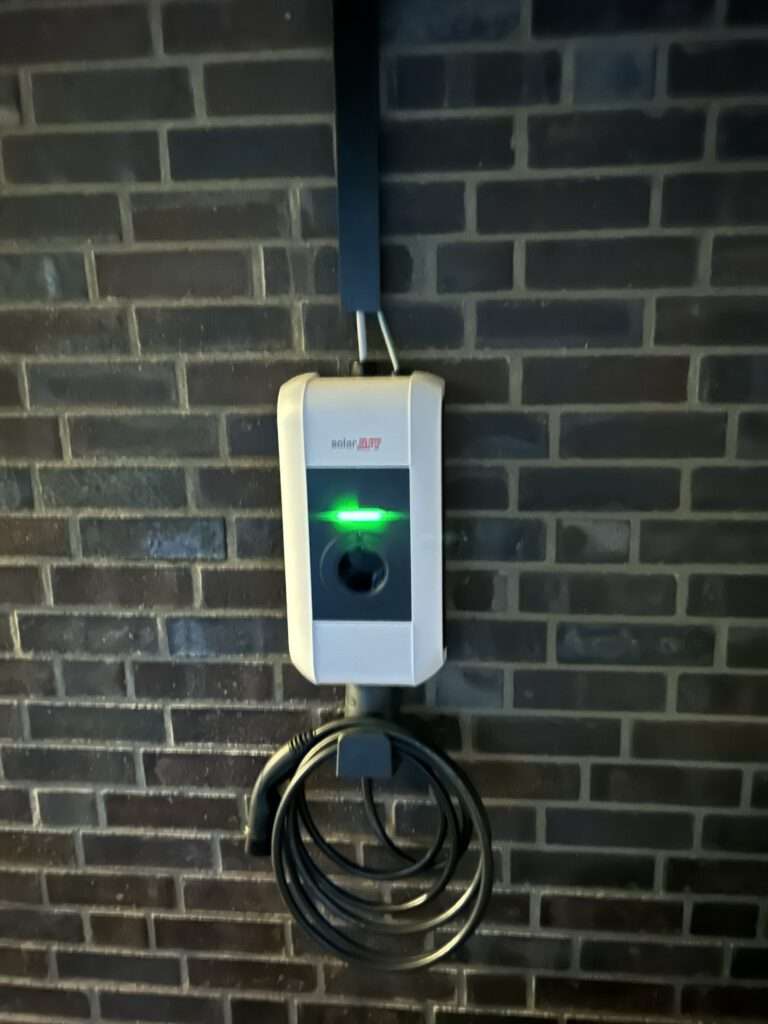 Achim Die PV-Anlage haben wir hier nicht gebaut, diese jedoch um eine Wallbox erweitert. Der ursprüngliche Installateur meinte hier keine Kapazitäten für frei zu haben.