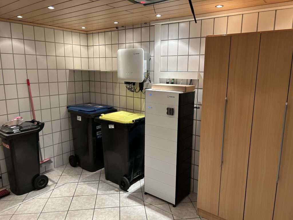 Sottrum Ein besonders großer Speicher mit fast 20 kWh war dem Kunden besonders wichtig. Die Anlage fand in der Garage Platz.