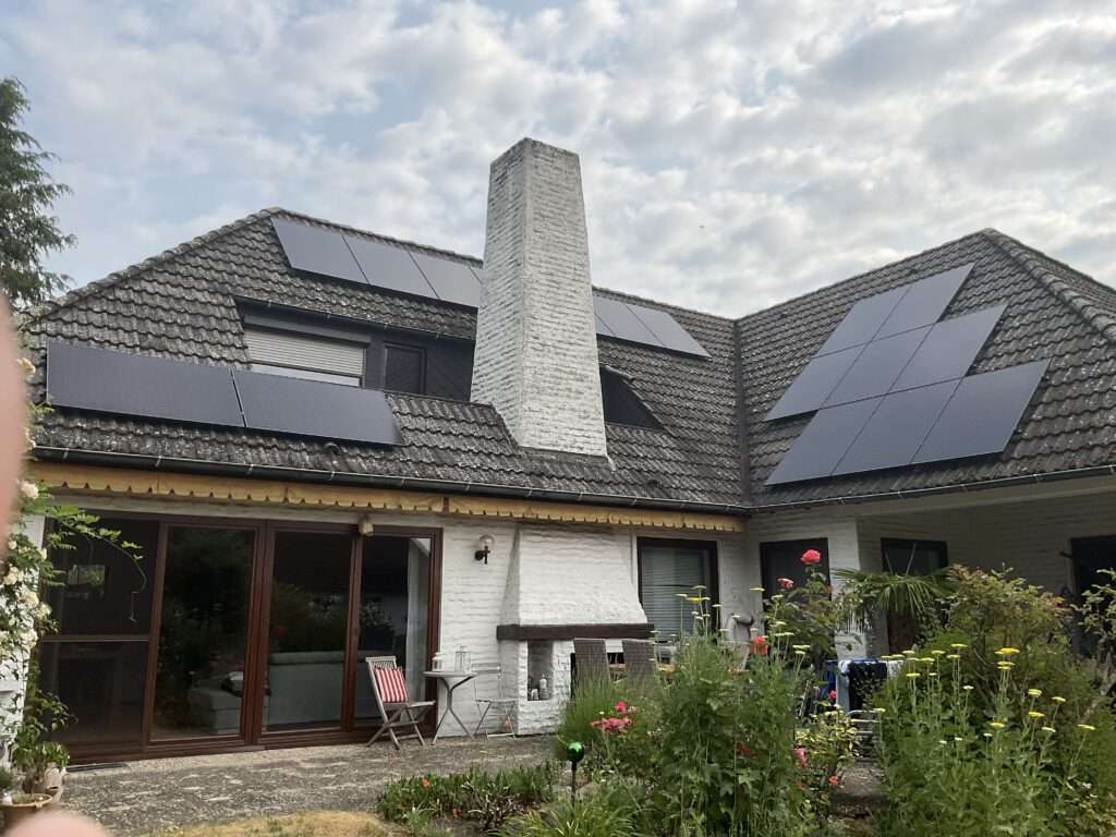 Achim Besonderer Winkelbungalow mit Walmdach und ca. 16 kWp auf drei Dachflächen