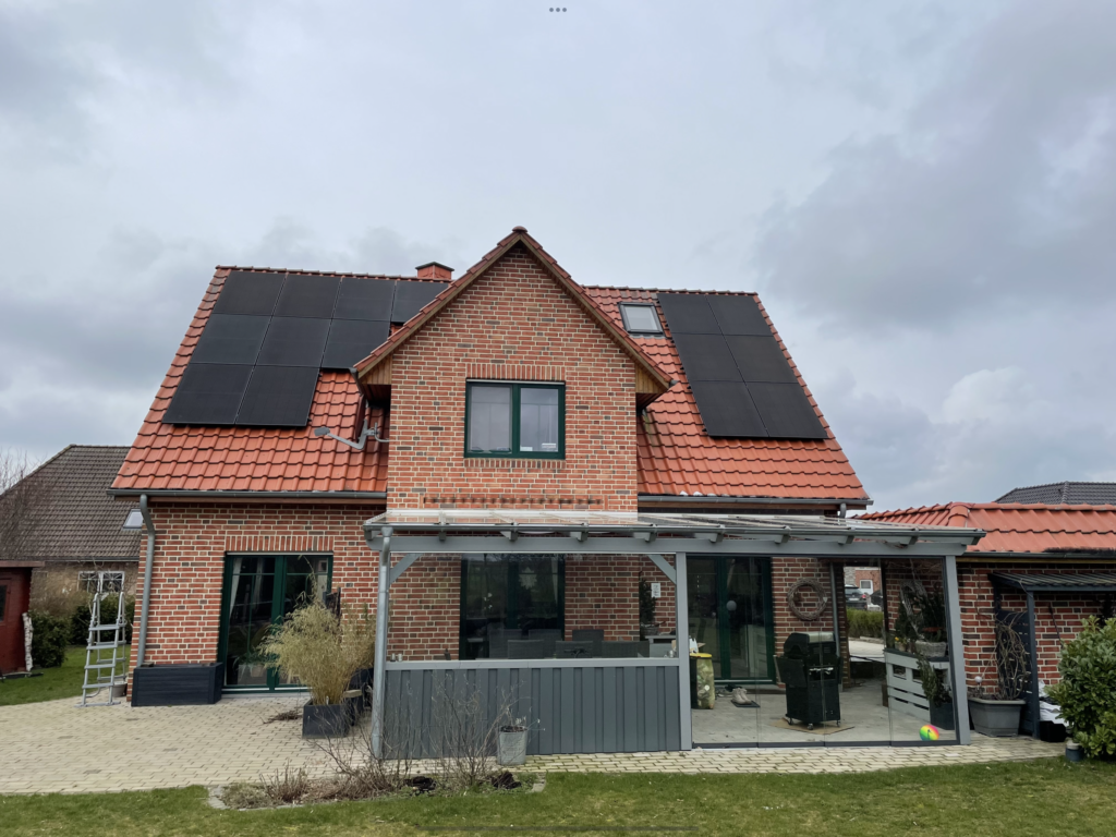 Langwedel Diese Anlage wurde innerhalb nur zwei Tagen installiert, insgesamt ca. 7 kWp die künftig die Abhängigkeit vom Netzstrom deutlich reduzieren hilft.