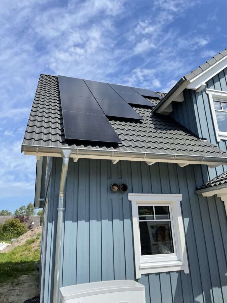 Weyhe Dieses wunderschöne Holzhaus wurde im Rahmen des Neubaus gleich mit einer sich optisch einfügenden PV-Anlage und Speicher ergänzt.