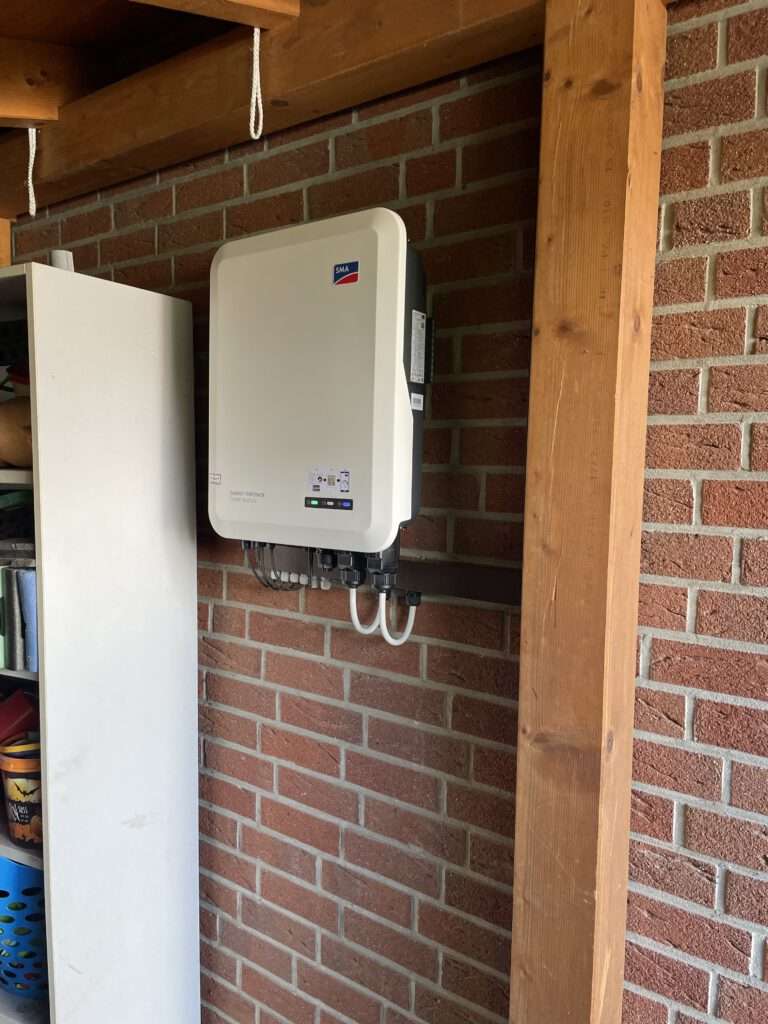 Oyten Zwar machen Wechselrichter wenig Geräusche, dem Kunden war es wichtig, die Technik unters Carport zu montieren, um Geräusche gänzlich zu vermeiden.