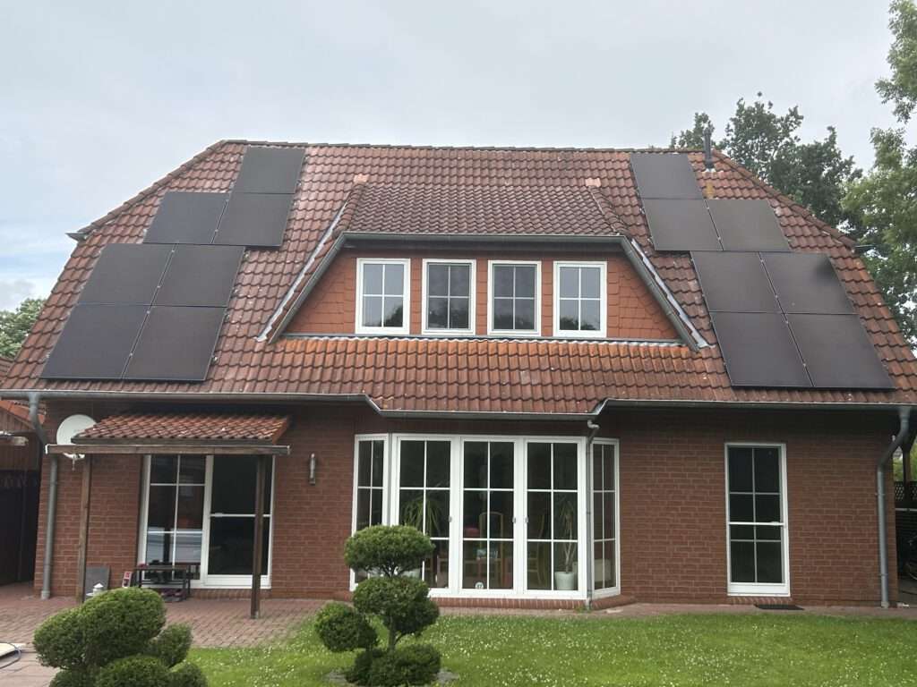 Thedinghausen Neben den Modulen auf dem Süddach wurden hier zusätzlich welche auch das Carport gesetzt. Insgesamt 14 kWp Power in der Spitze!