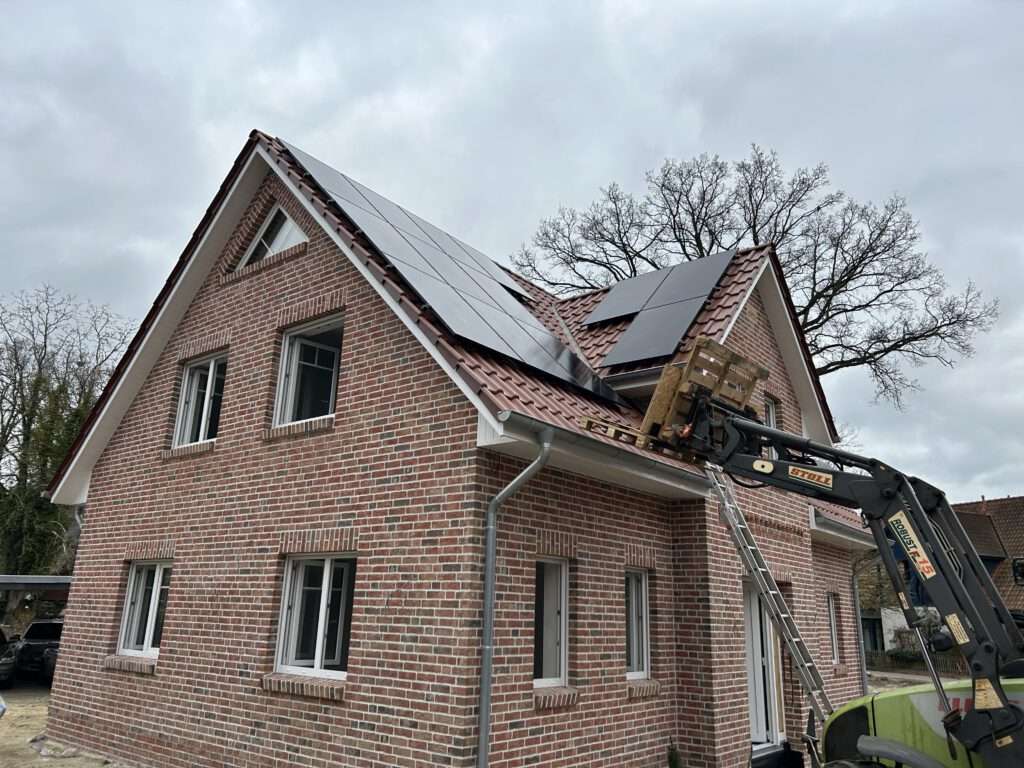 Fischerhude Dank der Hilfe des Kunden mit seinem technischen Gerät waren die Module hier schneller auf dem Dach als erwartet.