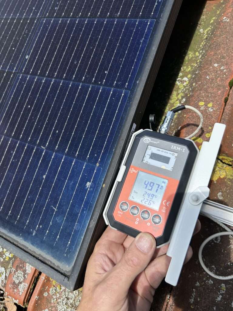 Zeven Eine Anlage wird nach der VDE 0126-23 geprüft, hierzu wird die Einstrahlungsstärke gemessen, um die zeitgleich erfassten Messwerte einordnen zu können.