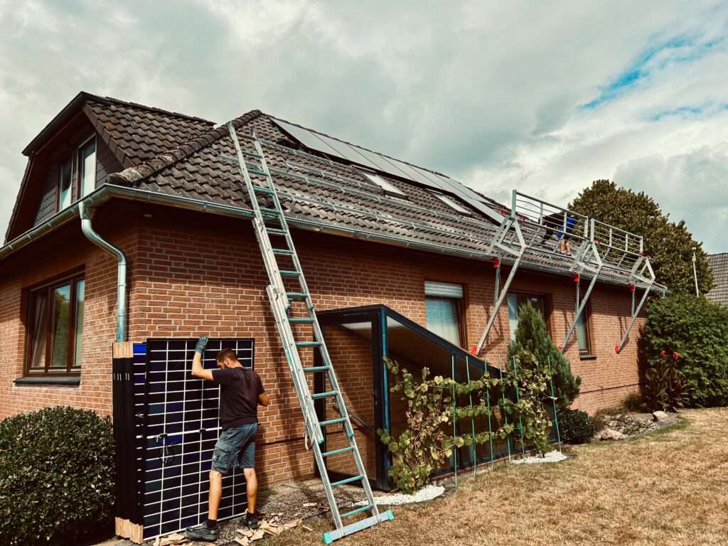 Verden Die Dacharbeiten sind hier noch nicht ganz abgeschlossen, besondere Herausforderung: Die PV-Kabel mussten den Umweg über das Erdreich nehmen, natürlich machbar.